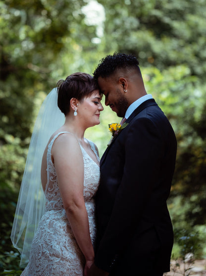 simple fingertip wedding veil in bride's short modern haircut